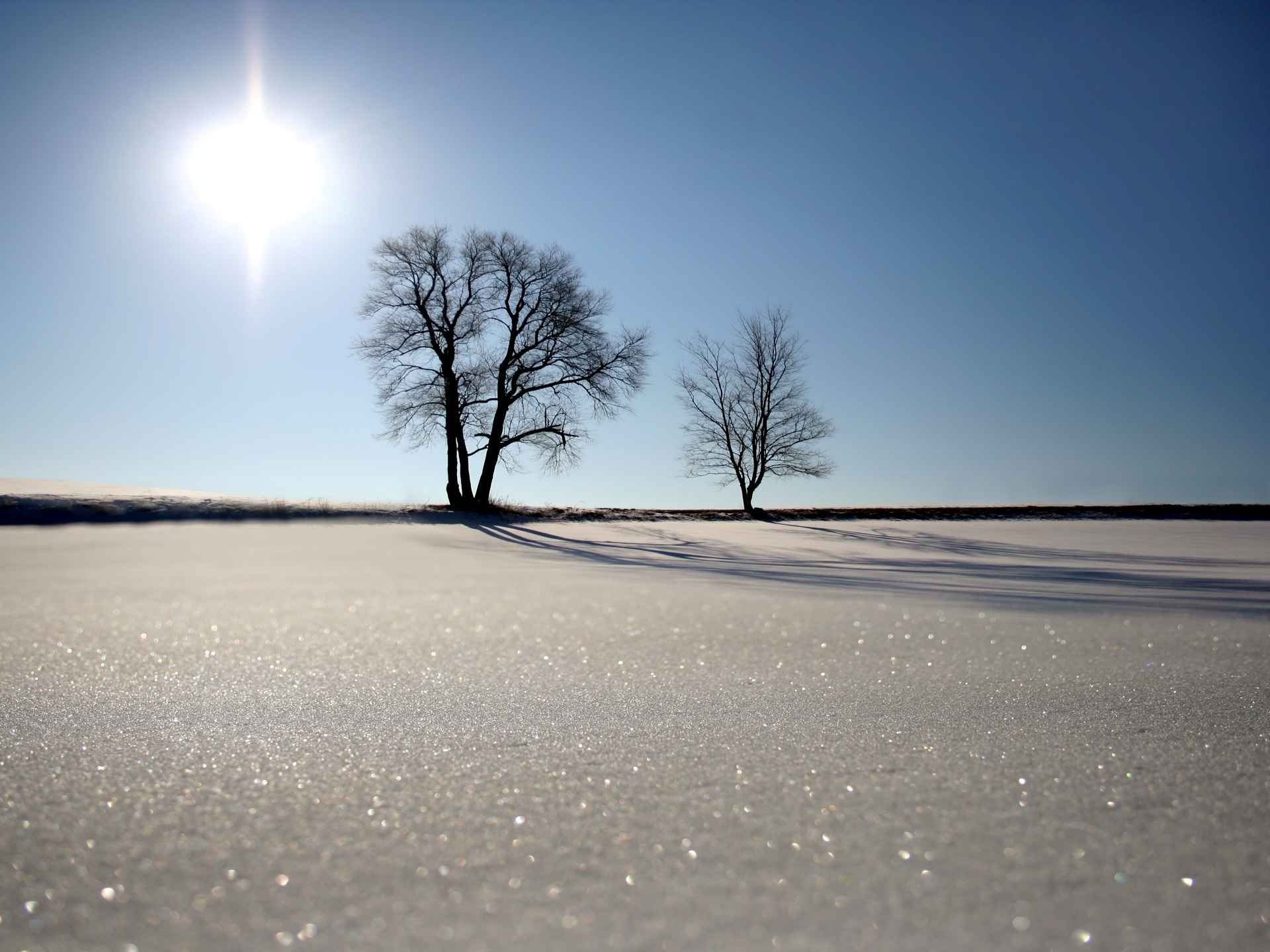 Зима огромная просторная нестерпимо блистающая. Зимнее поле. Снег и солнце. Зимнее небо и солнце. Снежное поле.