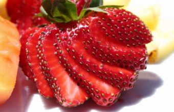 Strawberries Slice Berry Wallpaper 2560x1600 340x220