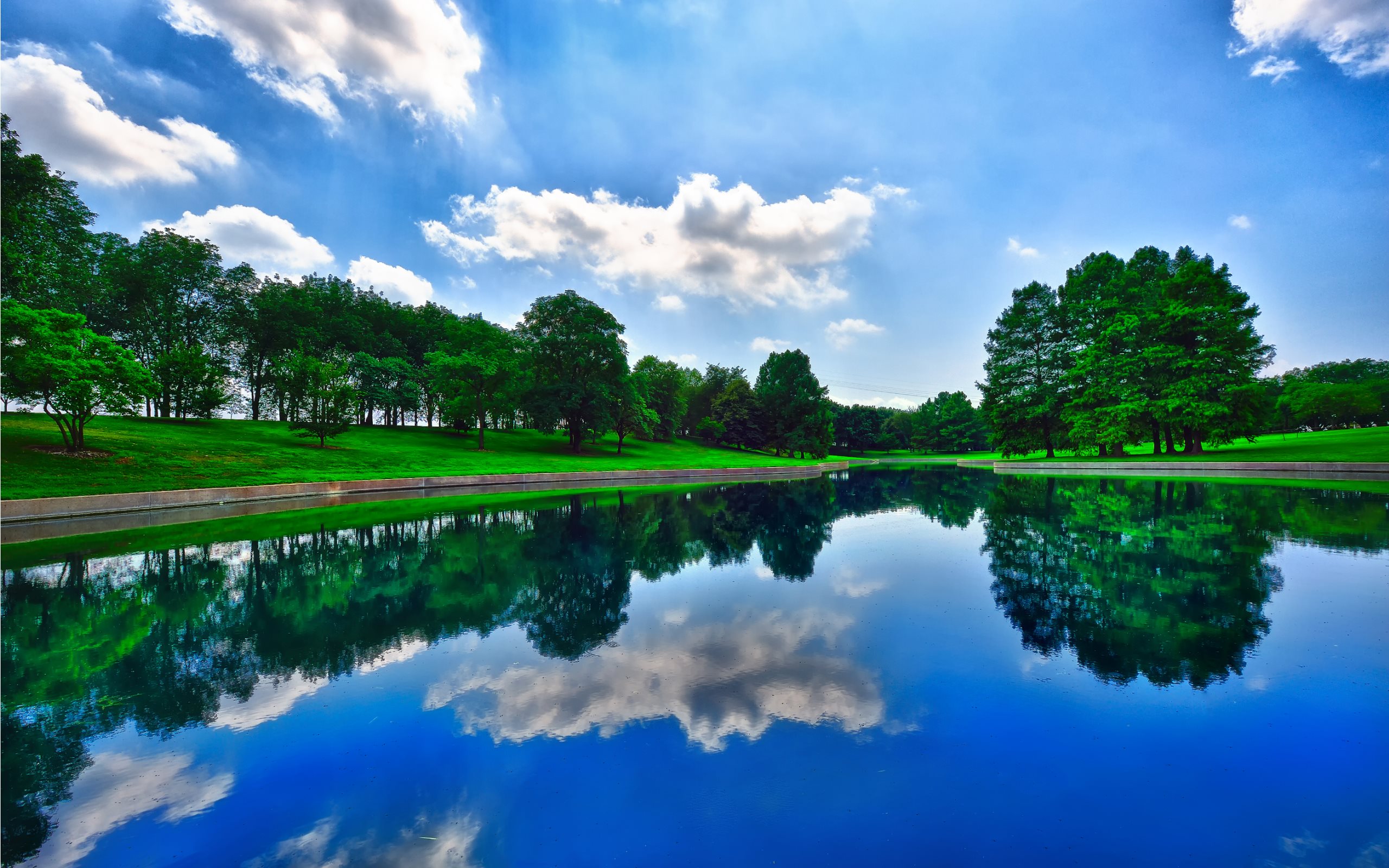 природа озеро отражение деревья небо бесплатно