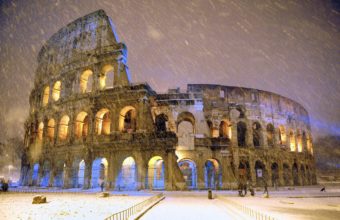 The ancient Colosseum is seen during an heavy snowfalls late in the night  in Rome February 4, 2012. REUTERS/Gabriele Forzano  (ITALY – Tags: ENVIRONMENT TPX IMAGES OF THE DAY)