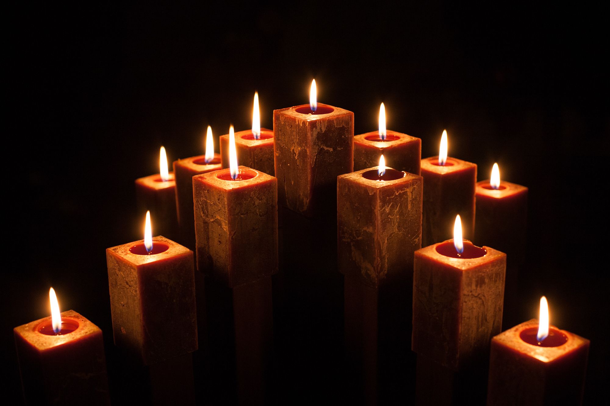Красиво горит свеча. Горящие свечи. Горящая свечка. Красивые свечи. Свеча на темном фоне.