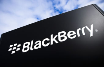 The BlackBerry logo is pictured at the BlackBerry campus in Waterloo September 23, 2013. REUTERS/Mark Blinch (CANADA – Tags: BUSINESS LOGO TELECOMS)