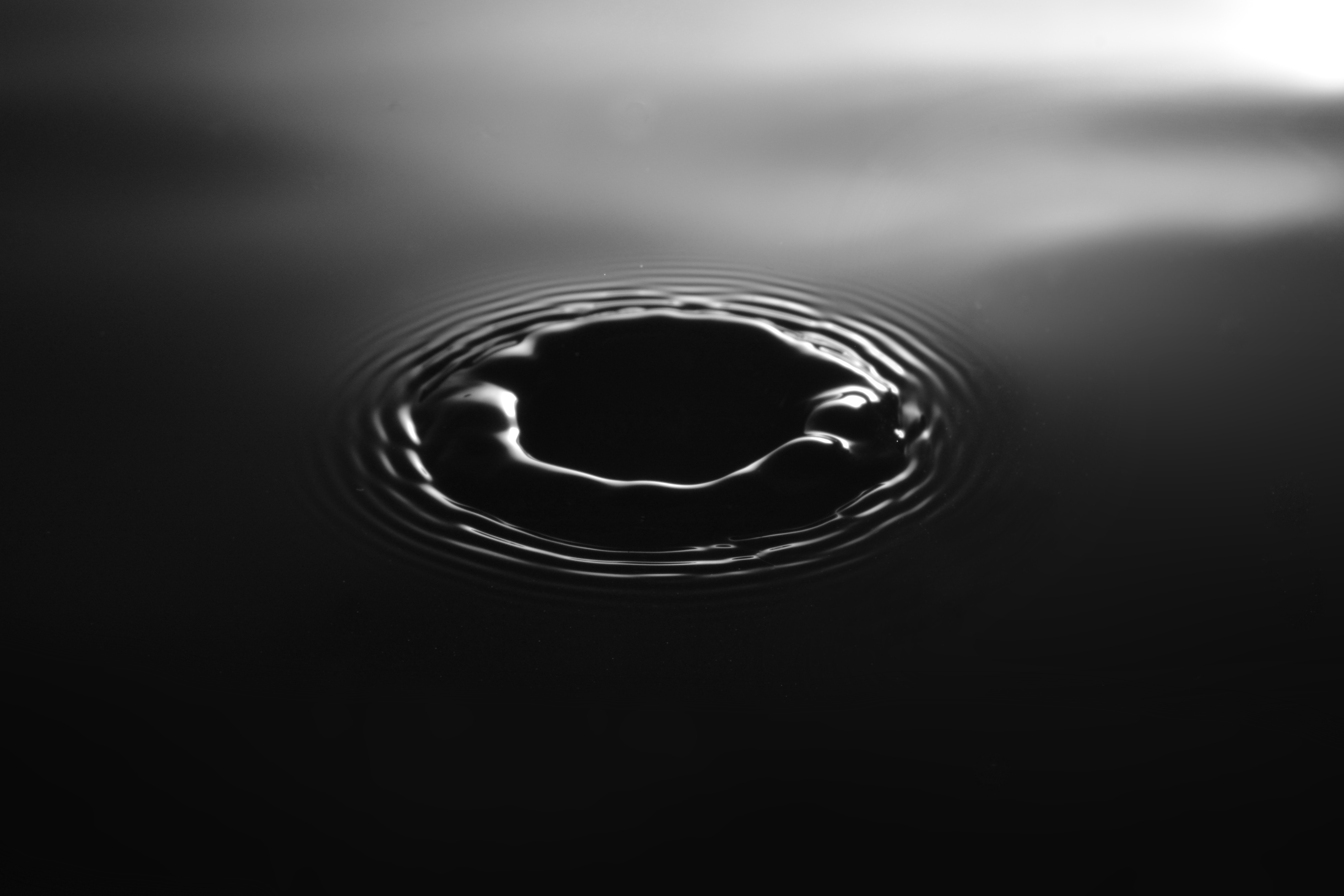 Вода на черном фоне. Черная вода. Капли воды. Вода на темном фоне. Черная жидкость.
