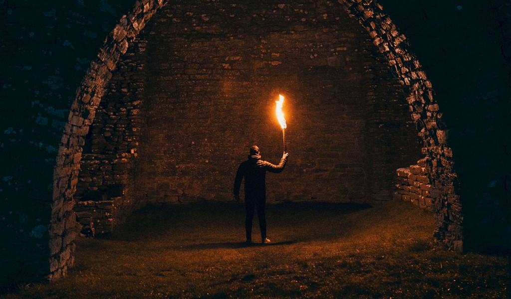 Man Torch Night [1024x600]