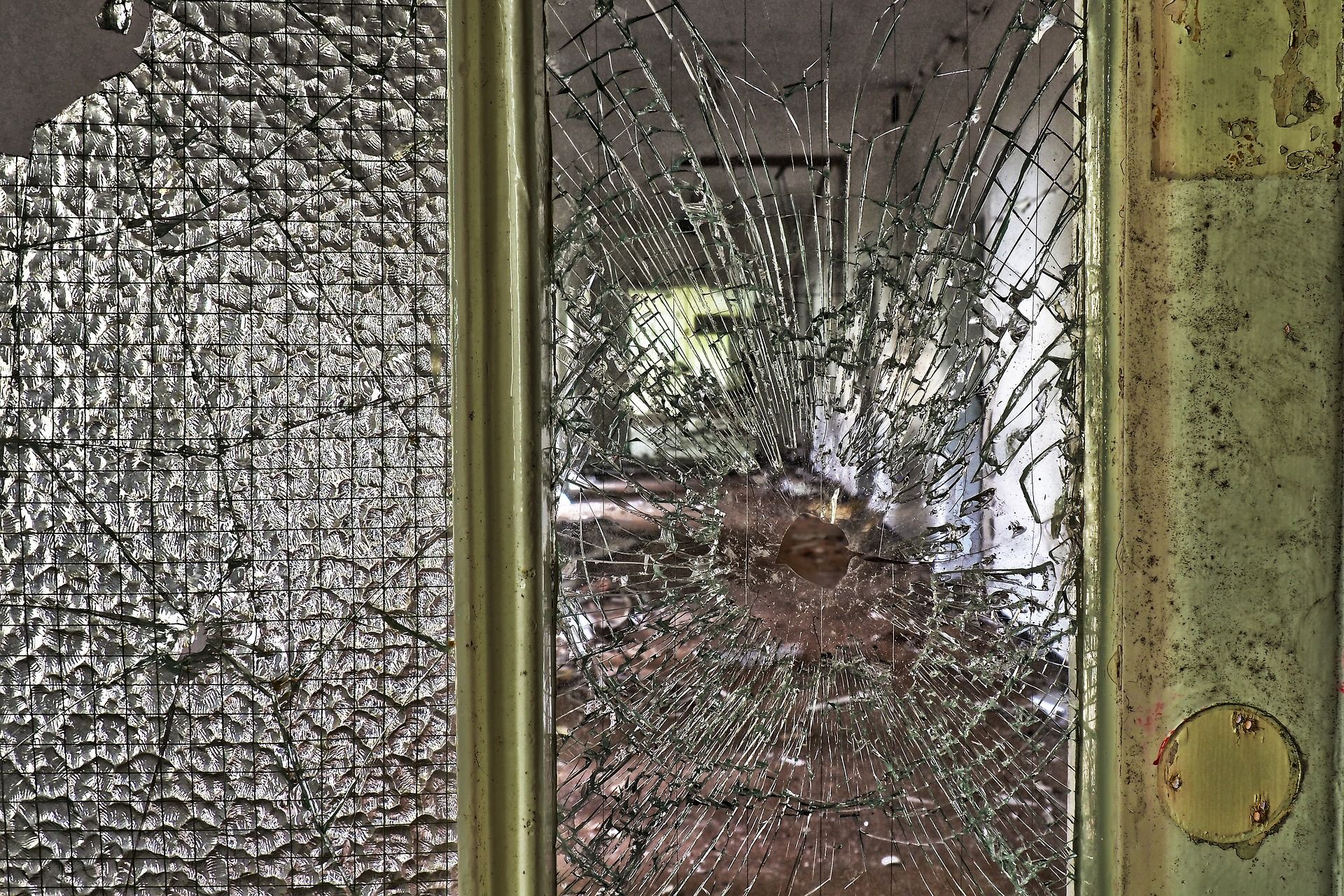 Разбили стекло на двери. Разбитая стеклянная дверь. Разбитое окно. Заброшенная стеклянная дверь. Разбитое окно в школе.